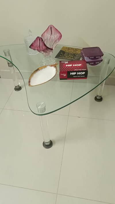 selling drawing room table and rug