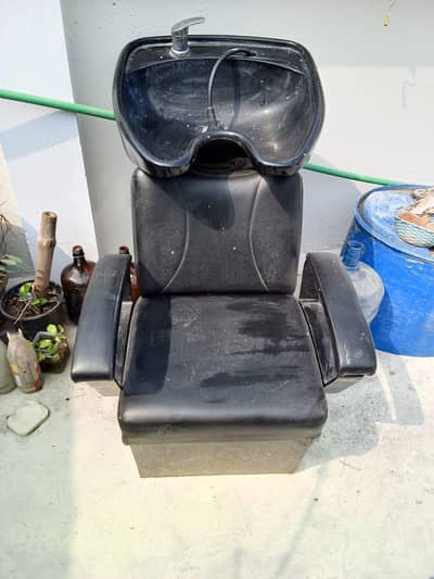 salon chair and washing besan