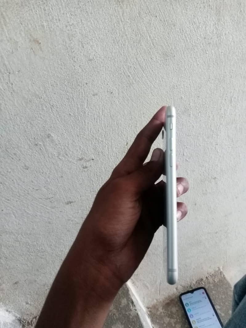 Apple iPhone 8 4