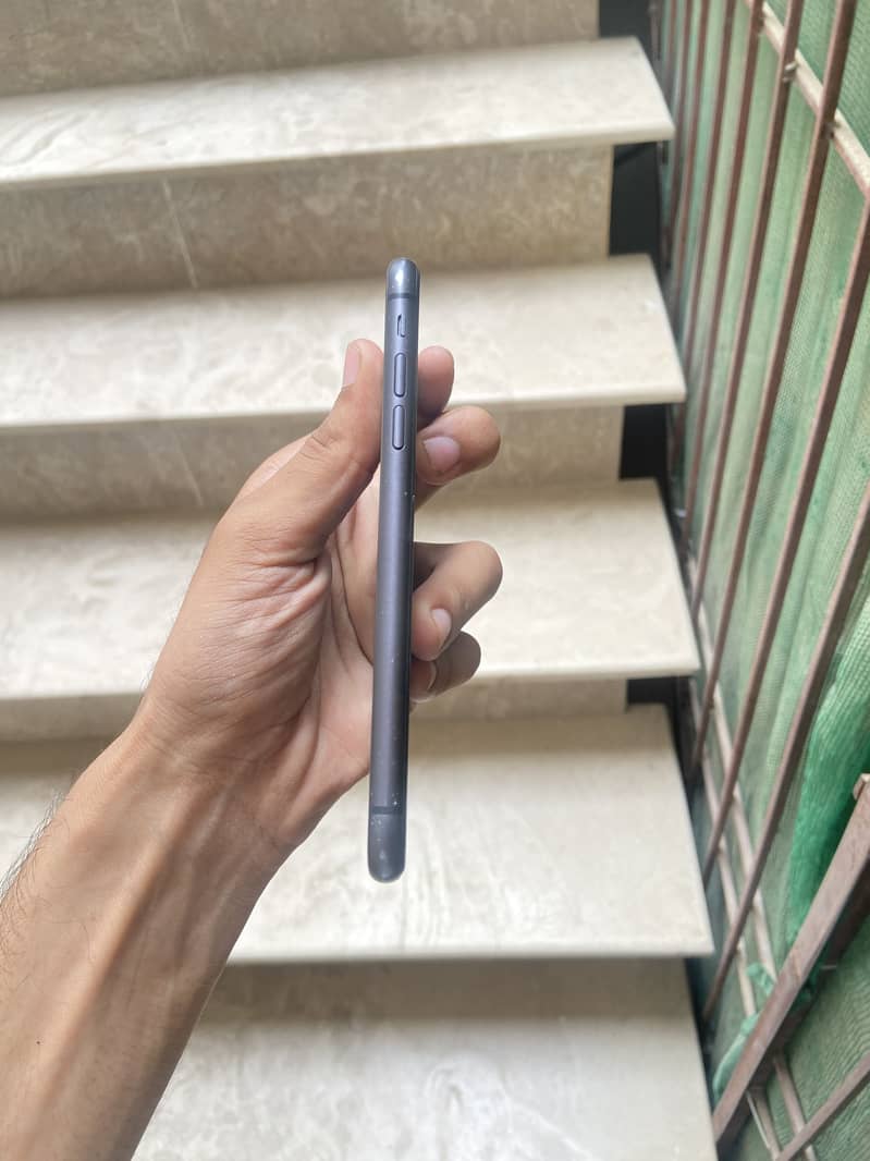 Apple iPhone 11 4