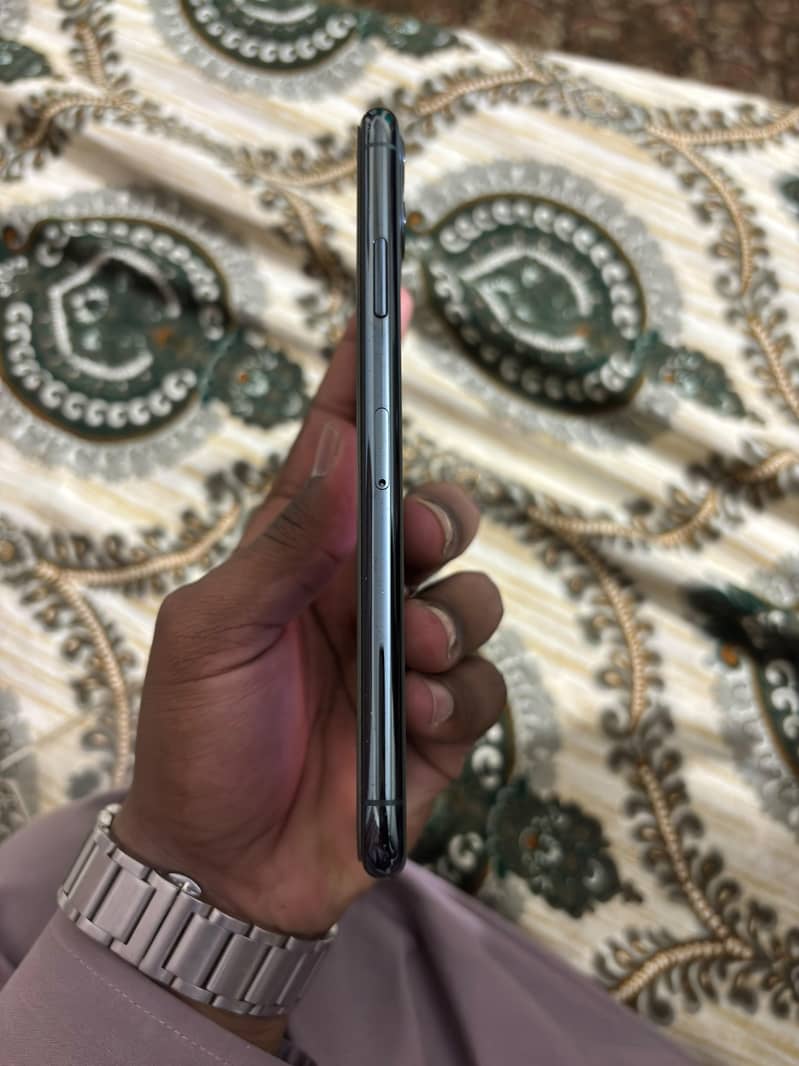 Apple iPhone 11 Pro Max 4