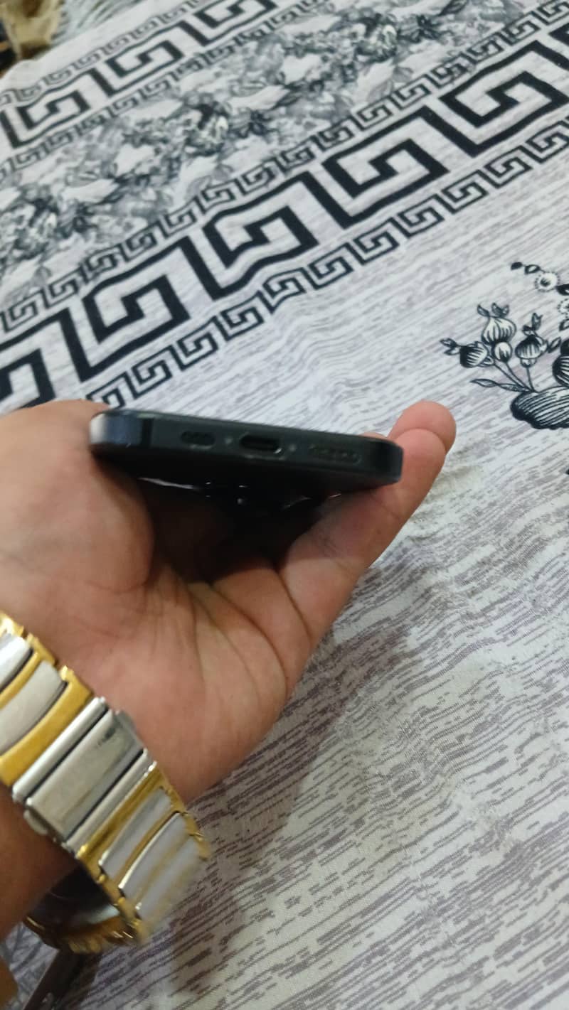 Apple iPhone 16 Pro 1