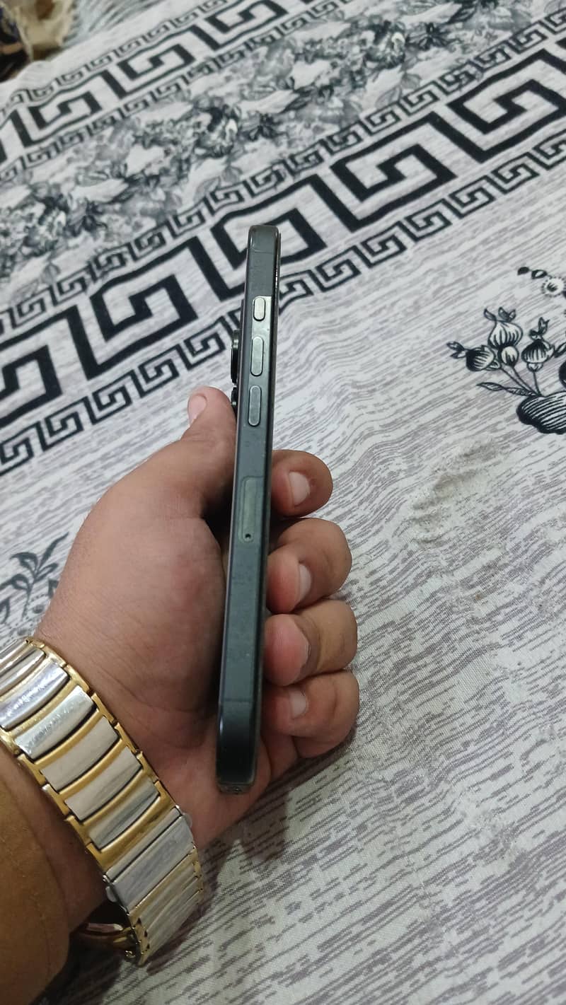 Apple iPhone 16 Pro 3