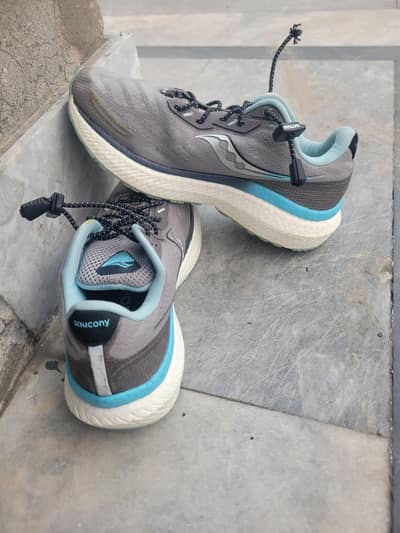 saucony running shoes in good condition