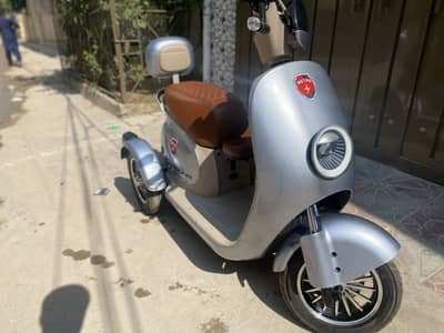 Metro Premium Scooty In Warranty