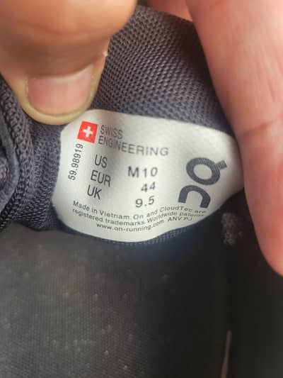 on cloud joggers in good condition light wieght shoes