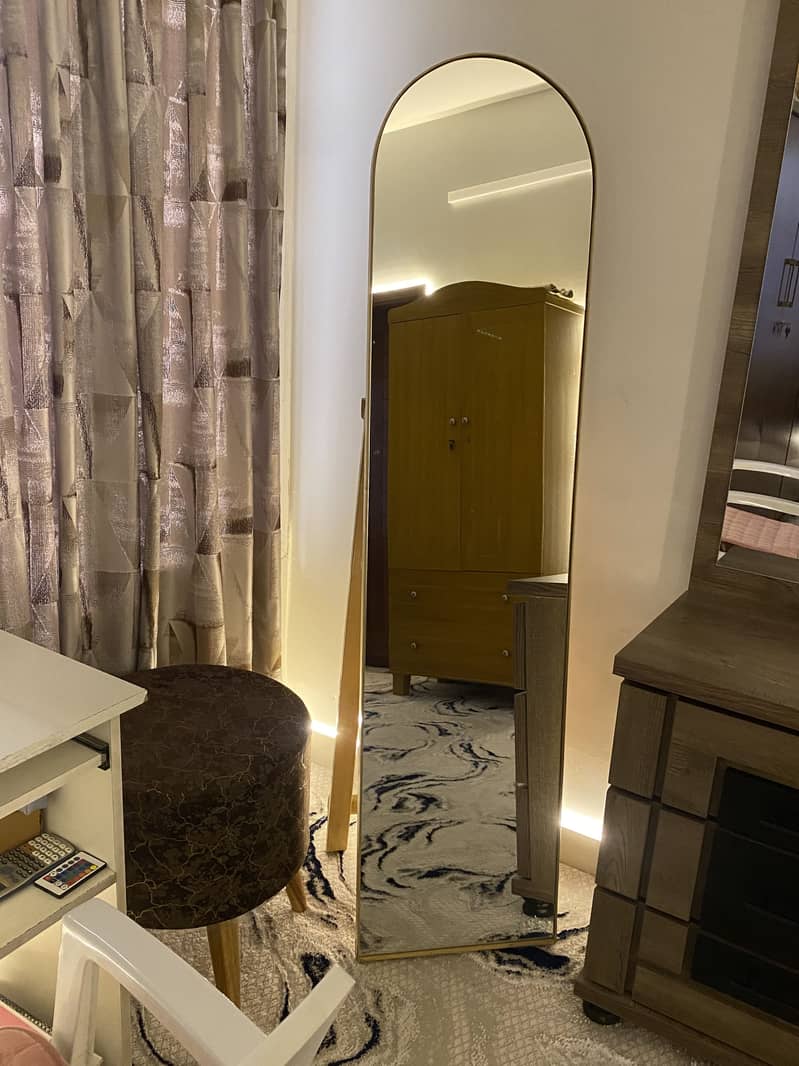 Standing mirror 1