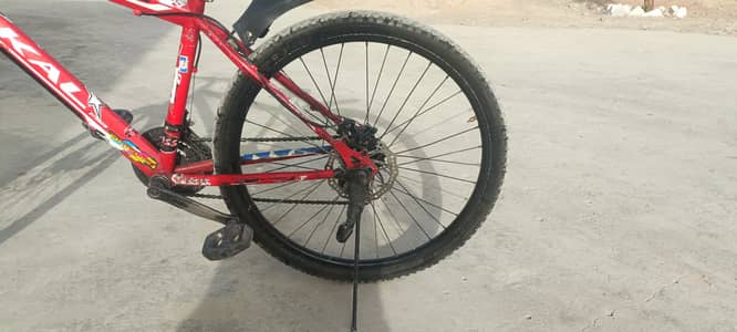 Aluminum body, Front Disk brake, Back disk Brake, Gears, Front shaks,