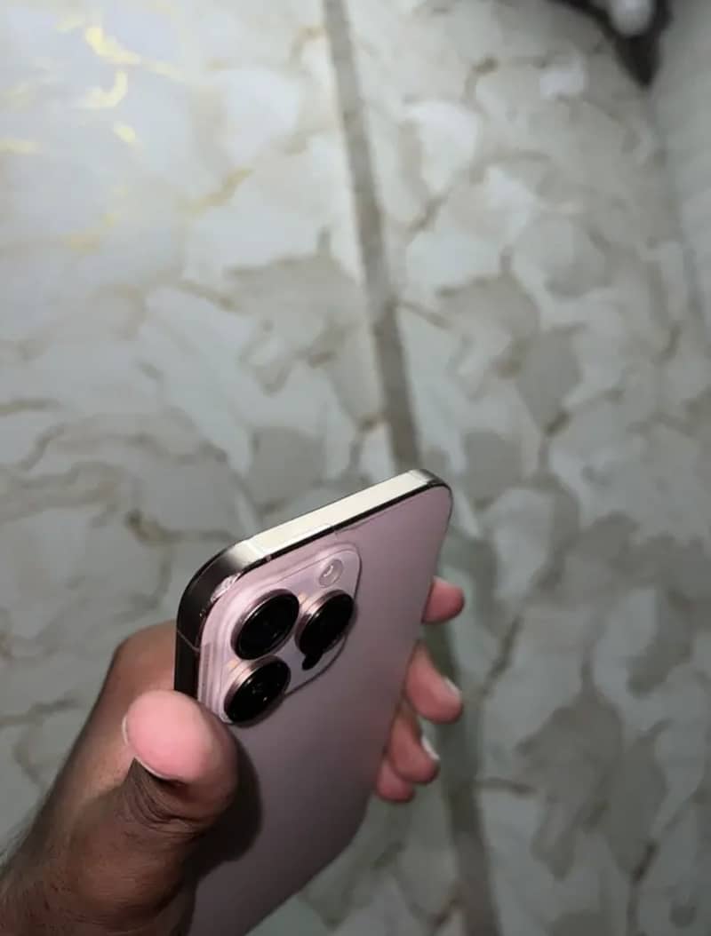 Apple iPhone 16 Pro Max 1