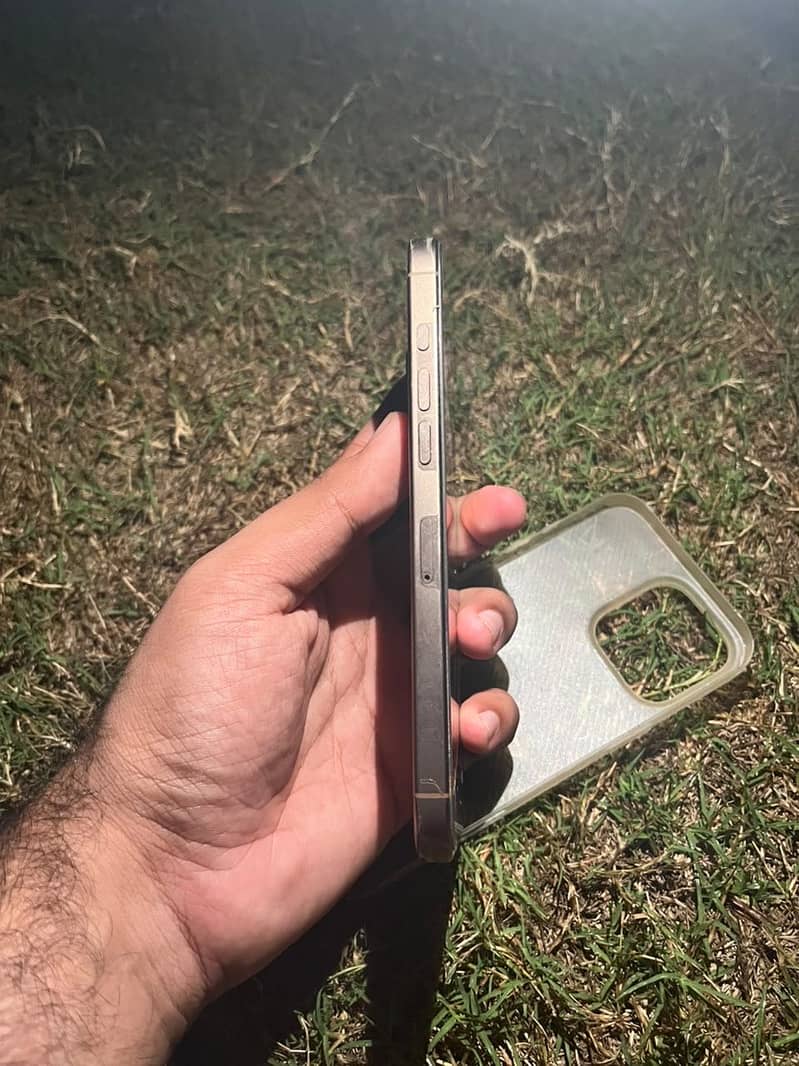 Apple iPhone 16 Pro Max 4