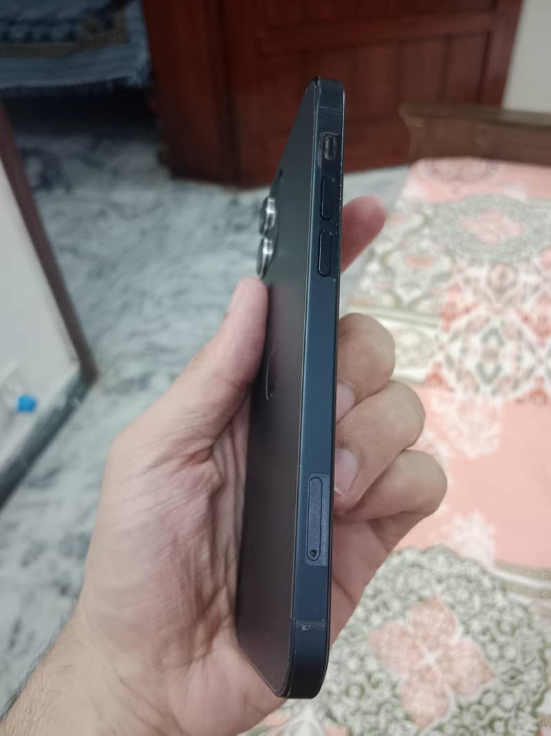 Apple iPhone 12 4