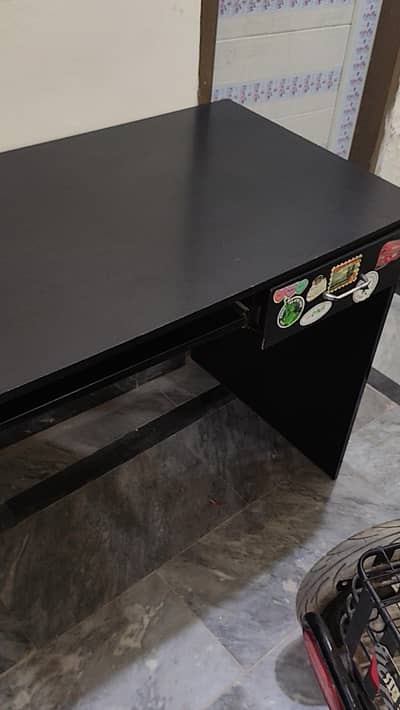 Modern Black Computer Wooden Table – Good Condition