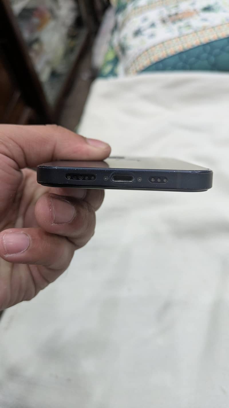 Apple iPhone 12 4