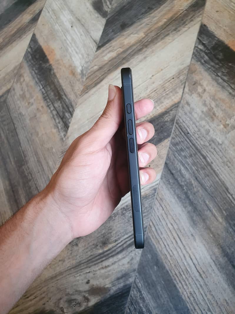 Apple iPhone 16 5