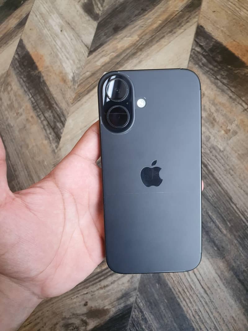 Apple iPhone 16 6