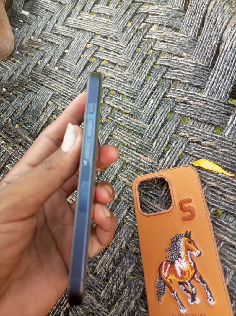 Apple iPhone 15 Pro 3