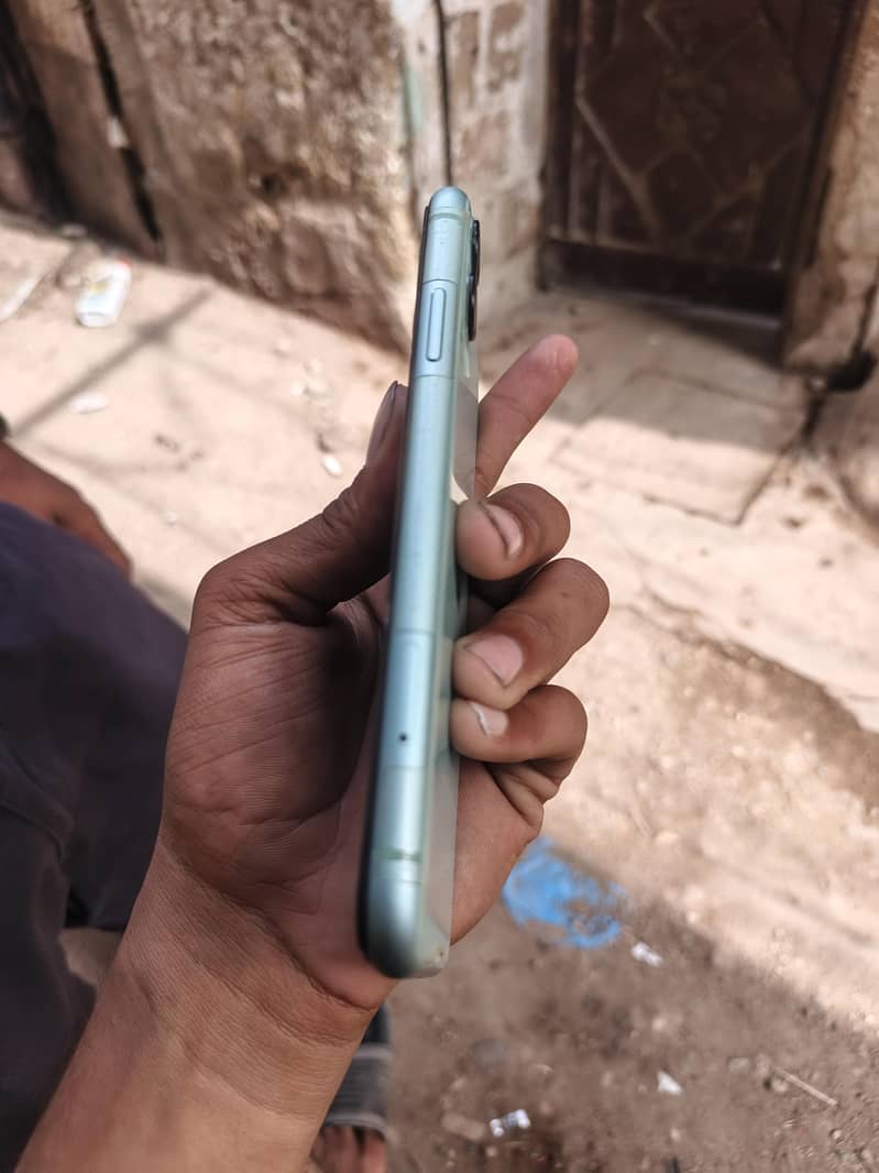 Apple iPhone 11 4