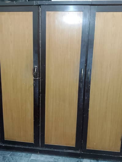 KING BED. MSTR MTRSS,  3 DOOR WOODEN ALMIRAH, 2 D IRON ALMIRAH etc