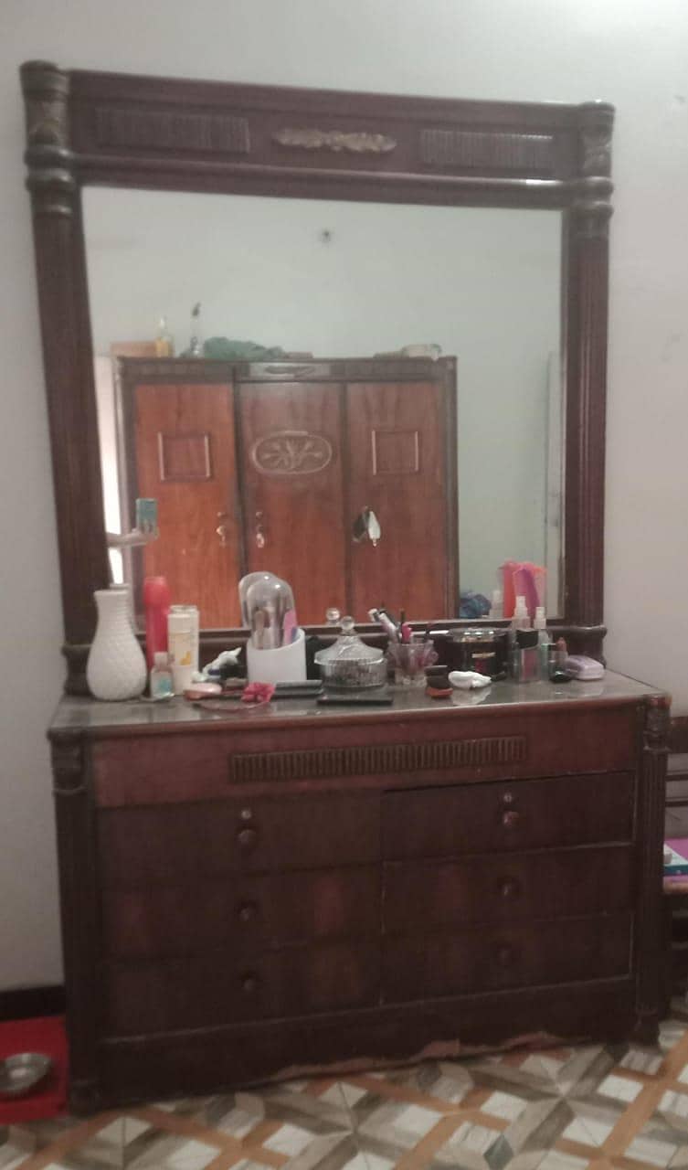 Dressing table in good condition 2