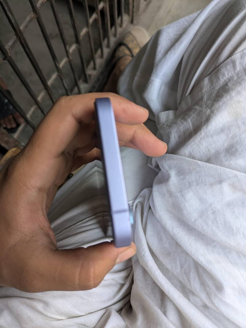 Apple iPhone 12 4