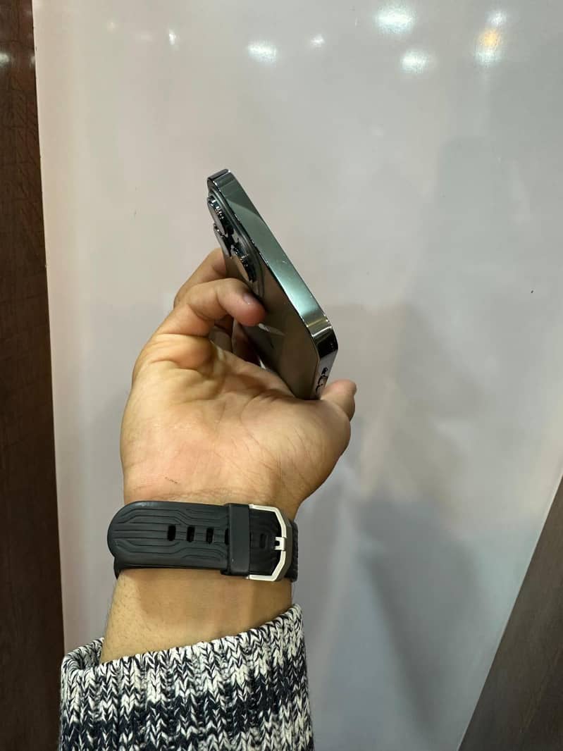 Apple iPhone 13 Pro Max 1