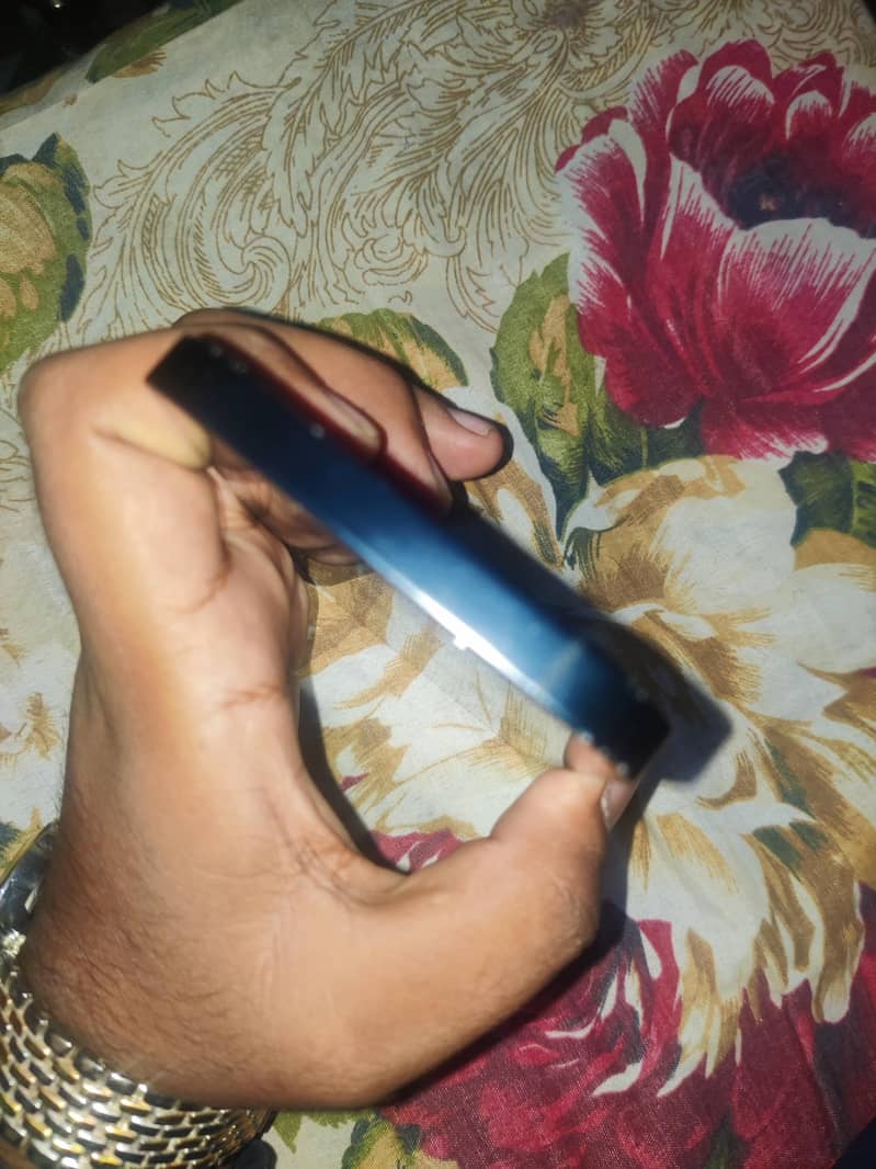 Apple iPhone 16e 1