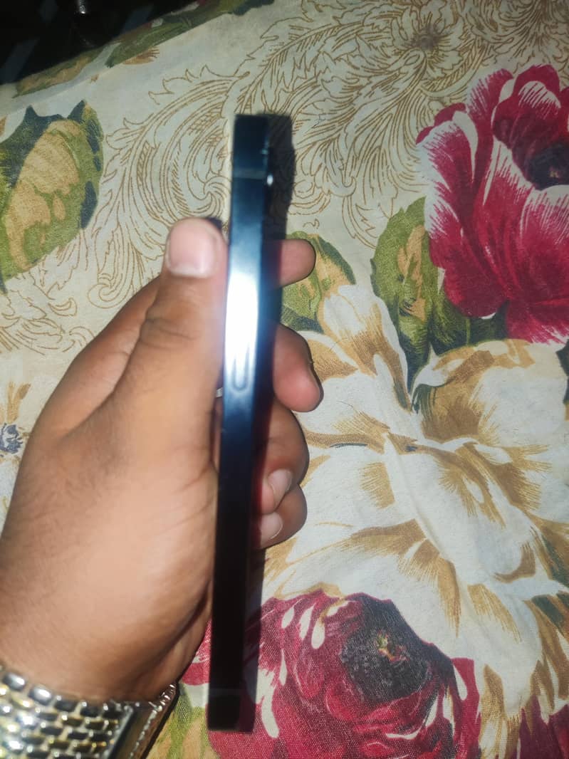 Apple iPhone 16e 2