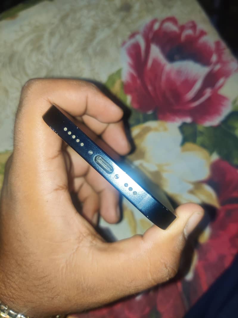 Apple iPhone 16e 3