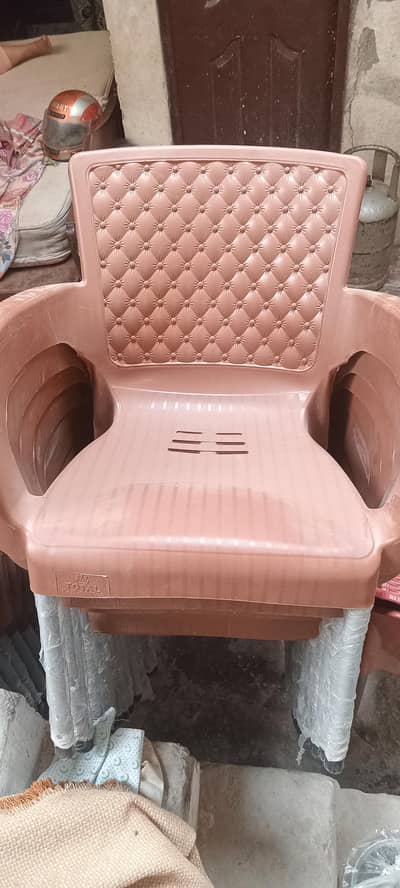 chairs 4 . table 1