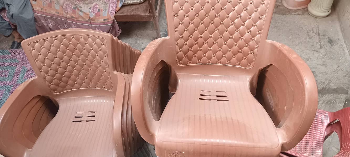 chairs 4 . table 1 1