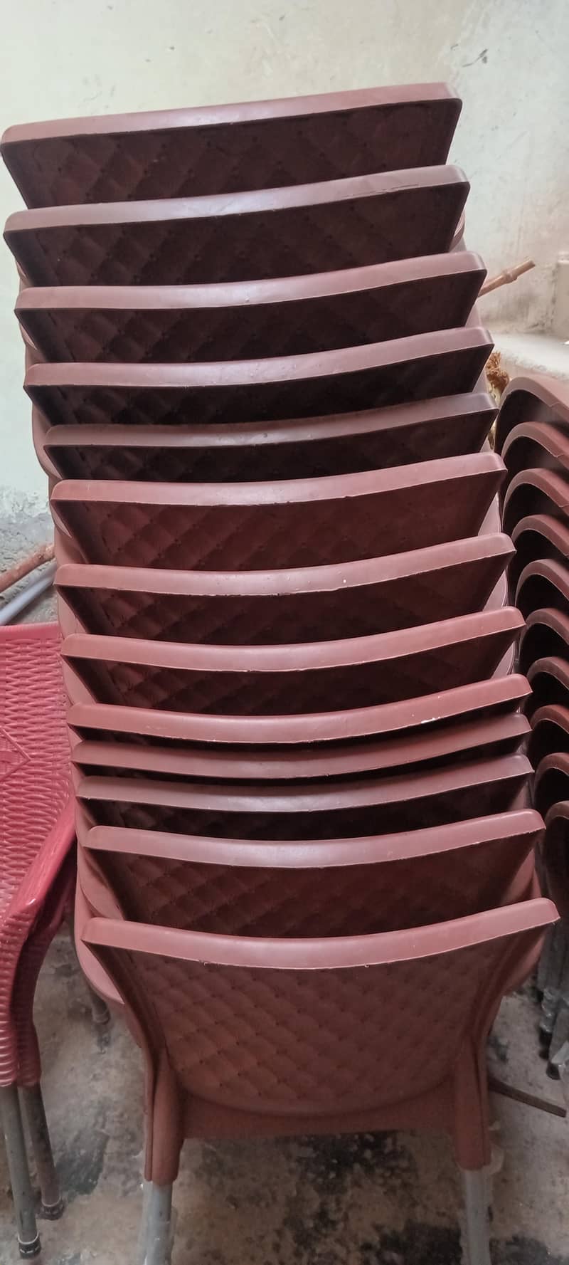 chairs 4 . table 1 3