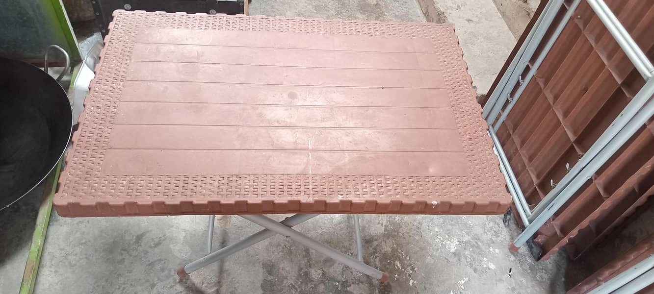 chairs 4 . table 1 5