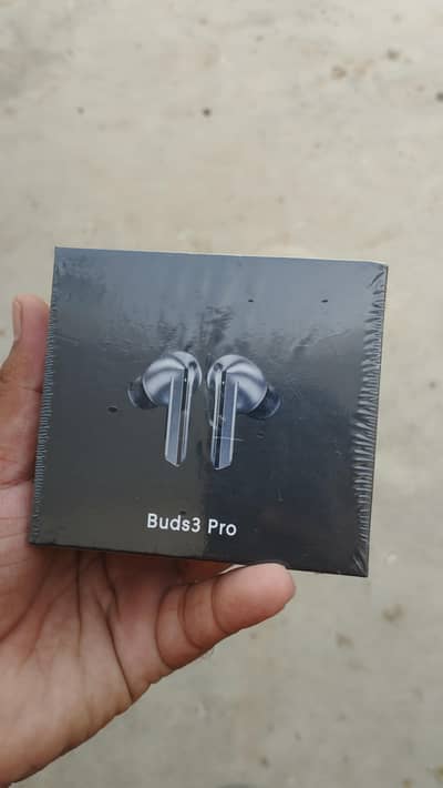 BUDS 3 EARBUDS.