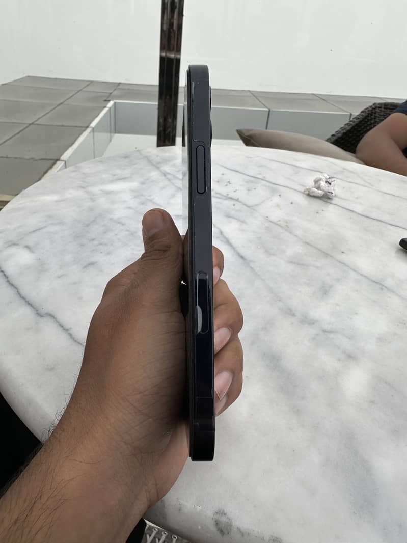 Apple iPhone 12 4