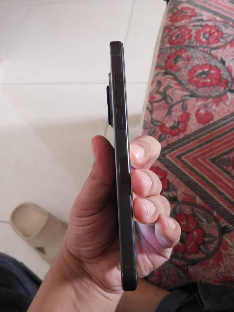 Apple iPhone 15 Pro Max 4