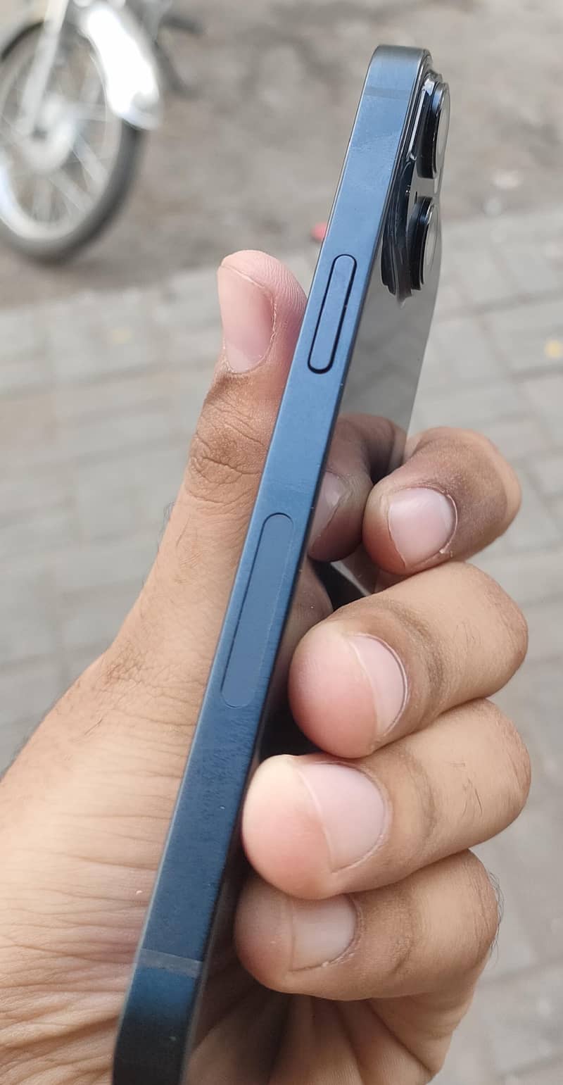 Apple iPhone 14 3