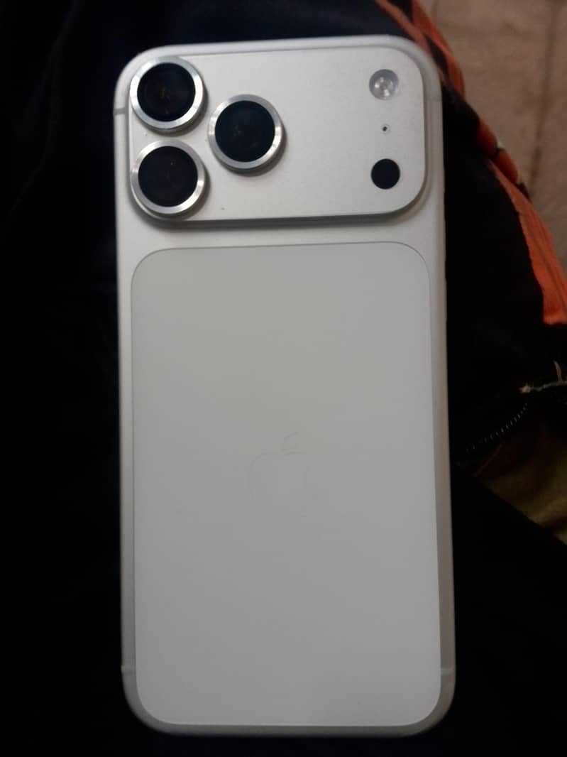 Apple iPhone 17 Pro Max 3
