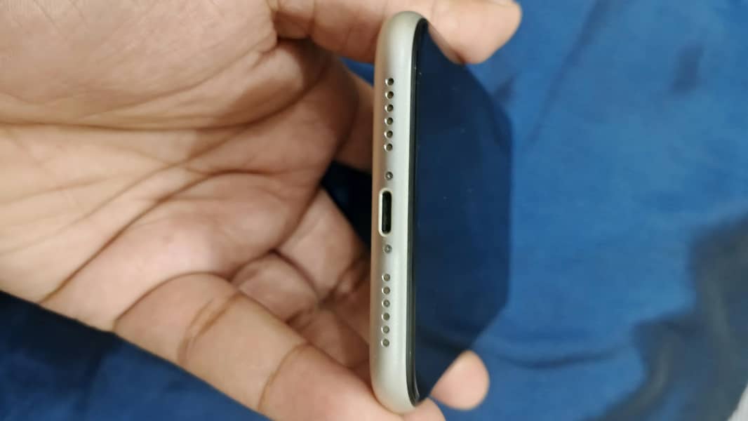 Apple iPhone 11 3