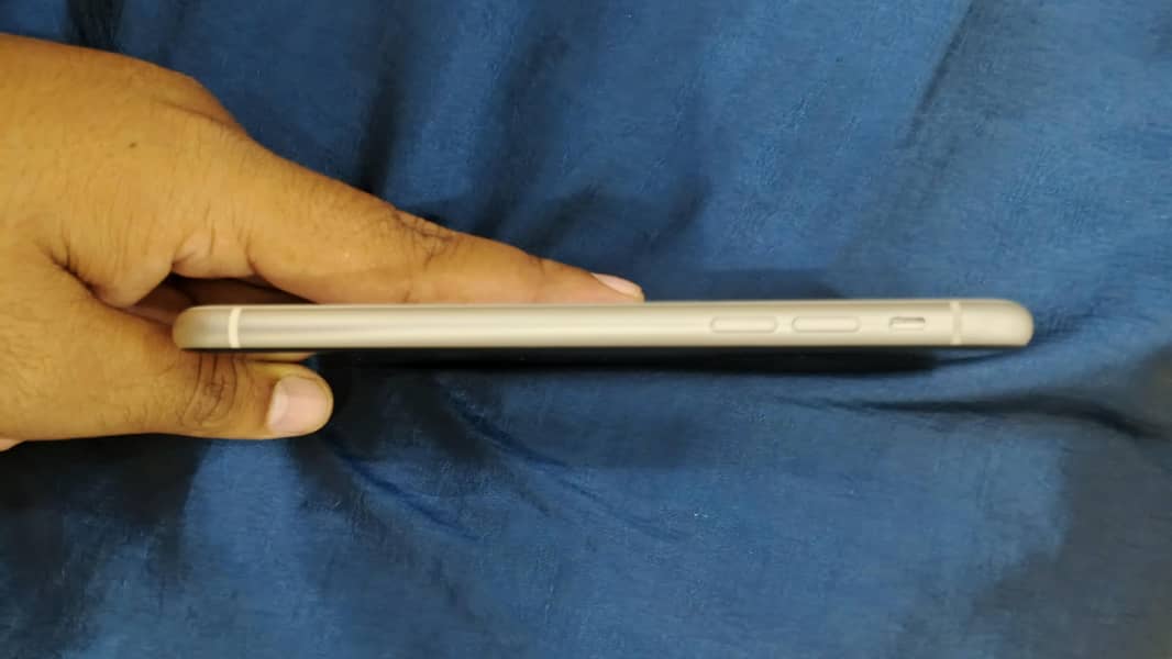 Apple iPhone 11 4