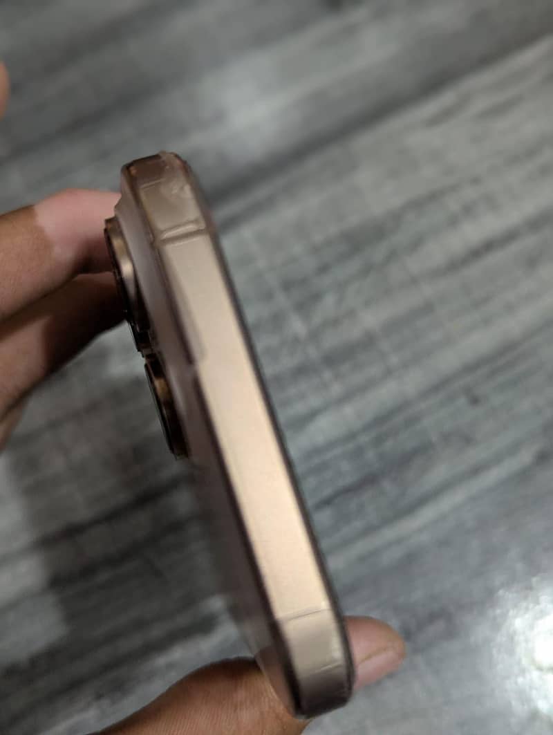 Apple iPhone 16 Pro Max 4