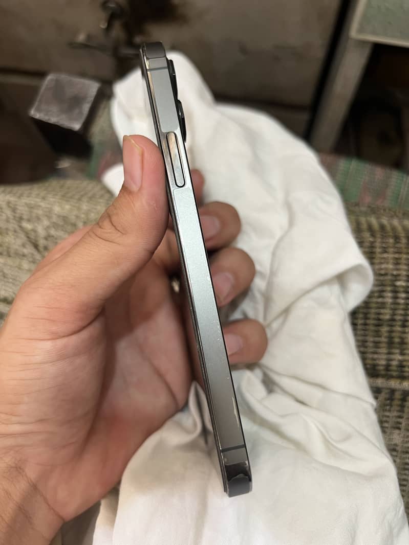 Apple iPhone 12 pro 4