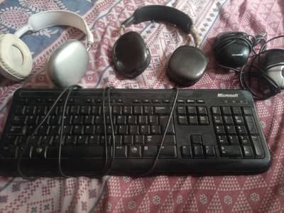 one keyboard 2 mouse and  headphones P9