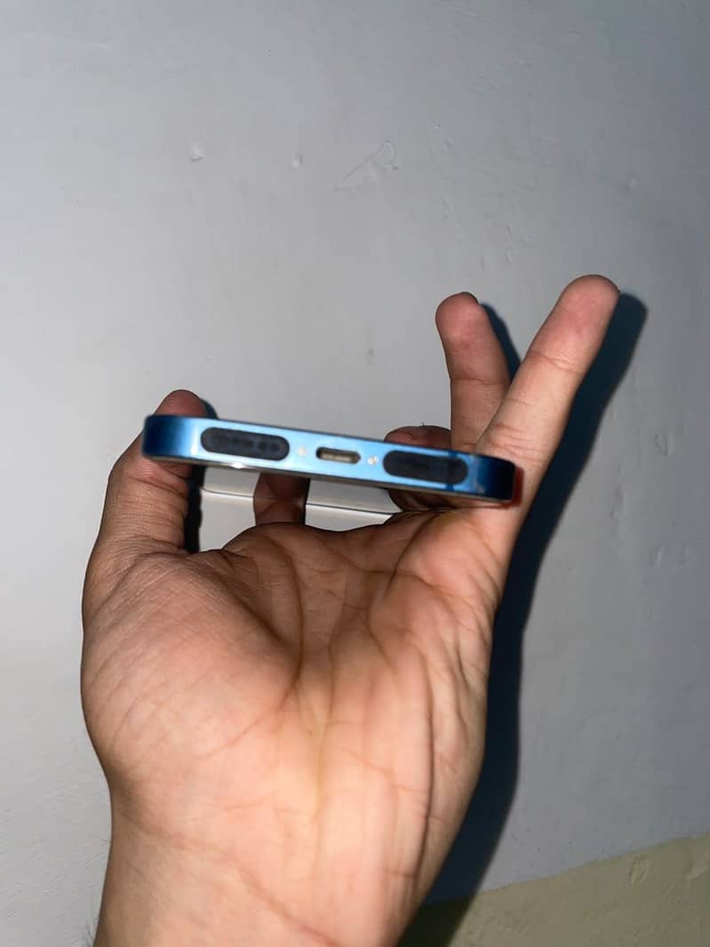Apple iPhone 13 5