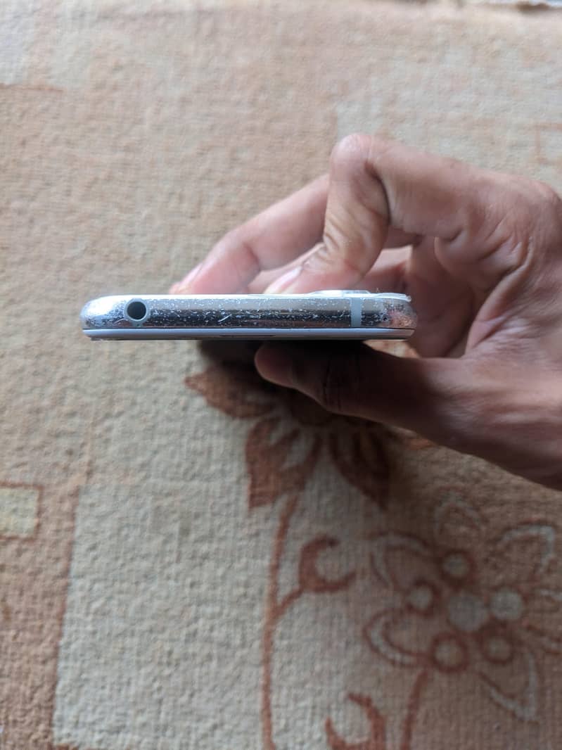 Sharp Aquos R2 3