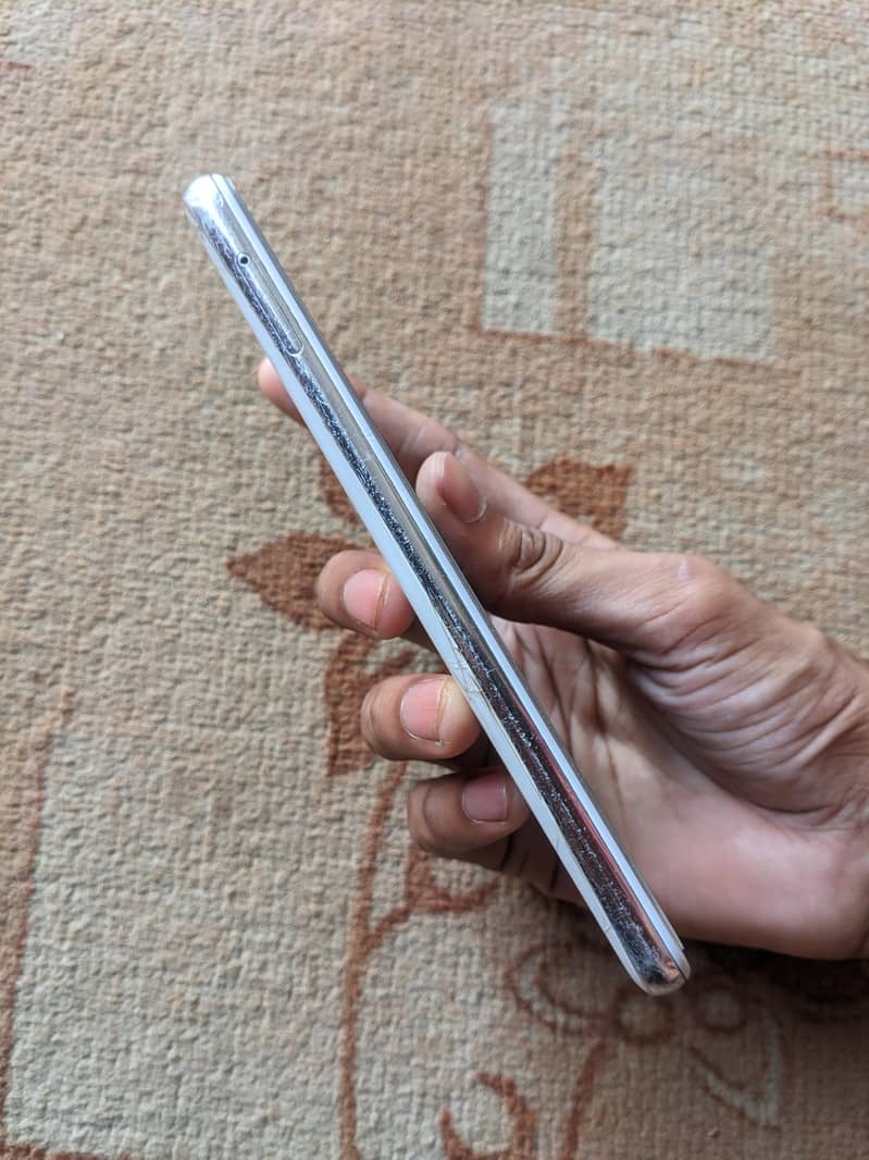 Sharp Aquos R2 4