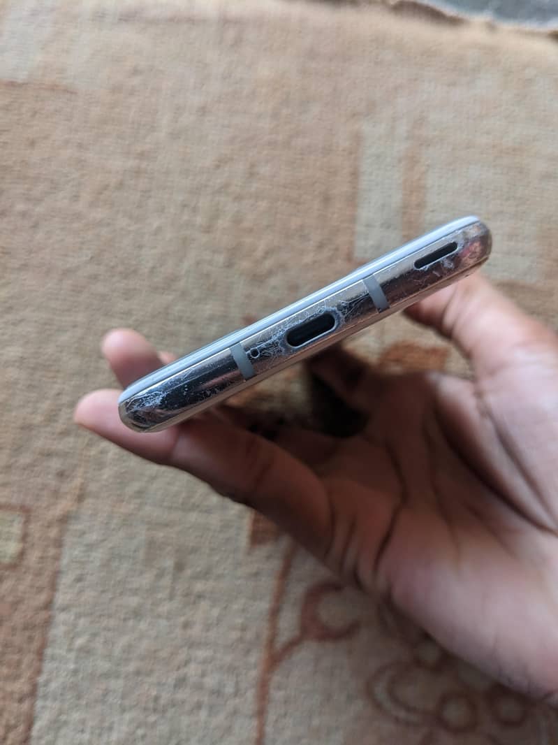 Sharp Aquos R2 5