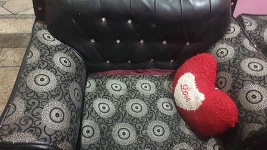 3 sofa butha acha hai or 3 old hai wo b use mai acha hai chota sy km