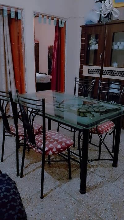 dinneing table with chairs