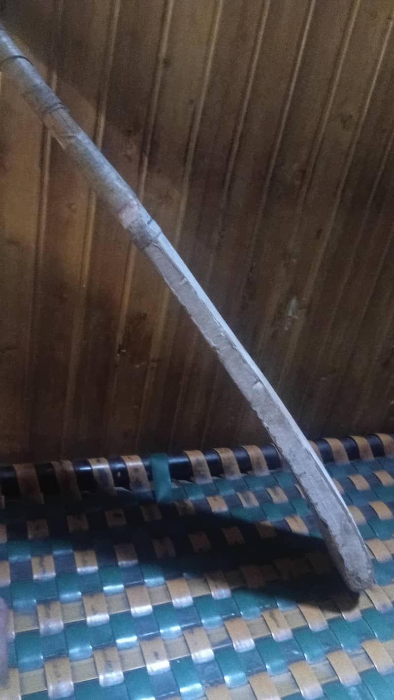 کوکونٹ ووڈ کرکٹ بیٹ (شارٹ ہینڈل) - استعمال شدہ / ریپئرنگ کی ضرورت 0