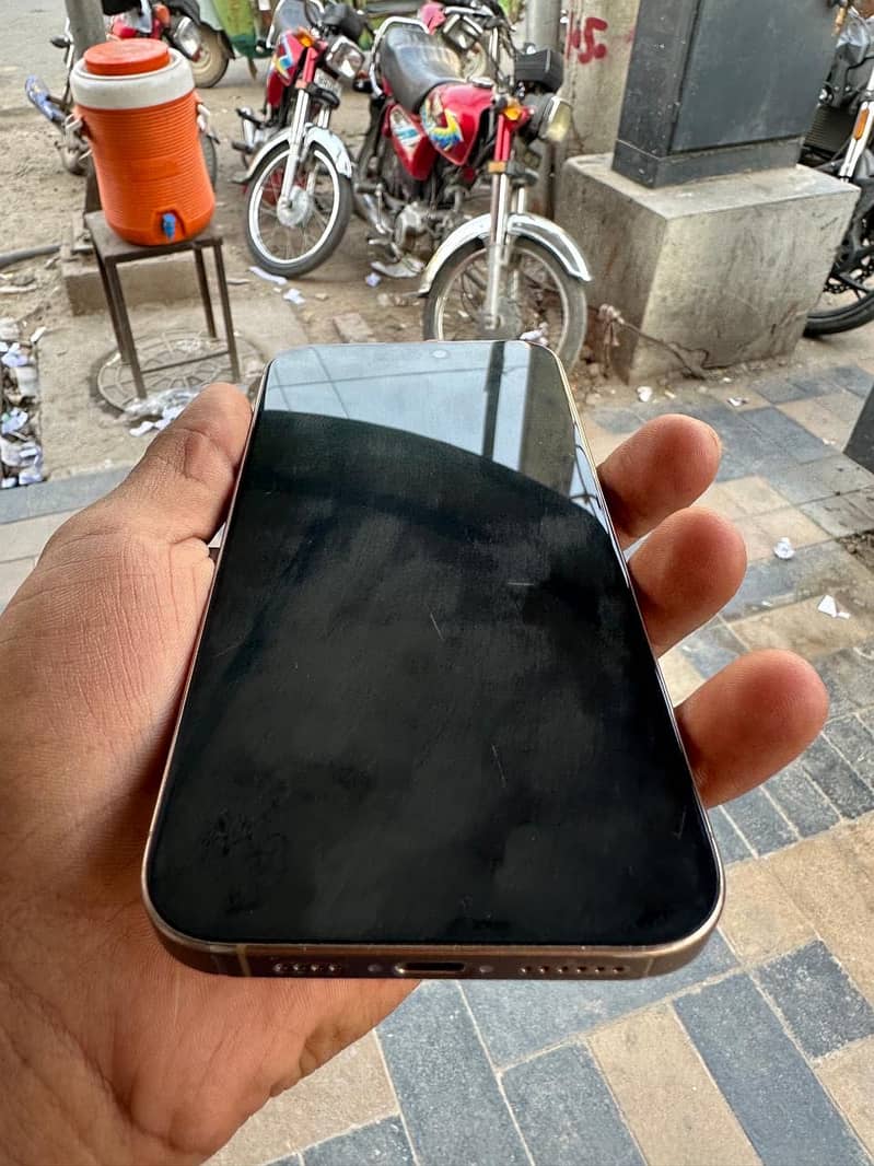 Iphone 16 pro max 4